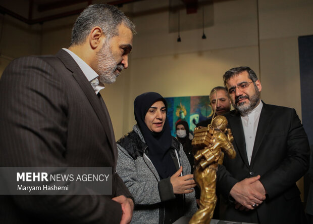 محمد مهدی اسماعیلی وزیر فرهنگ و ارشاد اسلامی در حال بازدید از نمایشگاه پانزدهمین جشنواره هنر های تجسمی فجر است