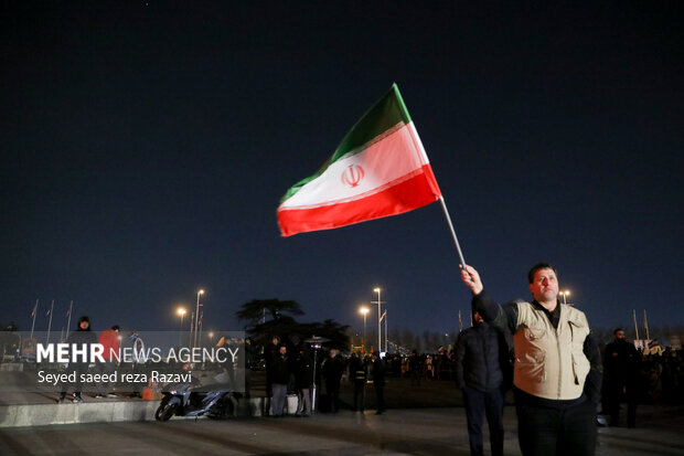 مراسم پویش پرچم افتخار به مناسبت چهل و چهارمین بهار انقلاب اسلامی ایران به همراه مراسم نورافشانی و اجرای ویدئو مپینگ شامگاه امروز ۲۱ بهمن ماه ۱۴۰۱ در میدان آزادی تهران برگزار شد