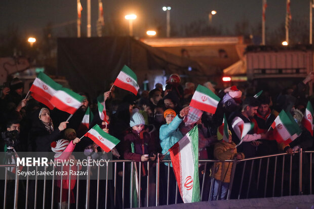 مراسم پویش پرچم افتخار به مناسبت چهل و چهارمین بهار انقلاب اسلامی ایران به همراه مراسم نورافشانی و اجرای ویدئو مپینگ شامگاه امروز ۲۱ بهمن ماه ۱۴۰۱ در میدان آزادی تهران برگزار شد