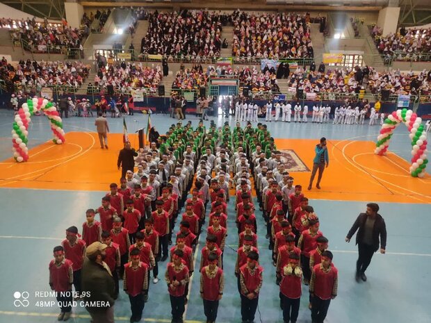 جشن بزرگ انقلاب با حضور ۲ هزار دانشآموز ابتدایی بروجرد برگزار شد