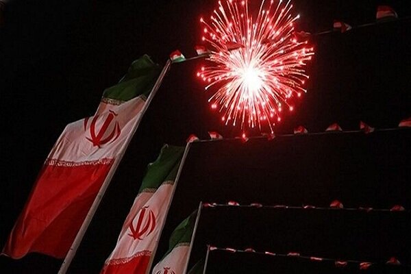 نورافشانی آسمان کرمانشاه در سالگرد پیروزی انقلاب اسلامی