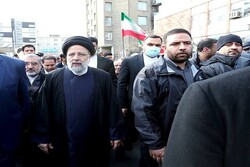 رئیس‌جمهور در جمع راهپیمایان ۲۲ بهمن حضور یافت