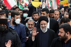 الرئيس الايراني يشارك في مسيرات انتصار الثورة الإسلامية + صور