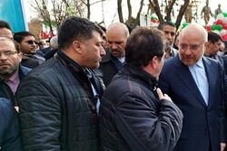 اللواء سلامي وقاليباف يشاركان في مسيرات انتصار الثورة الإسلامية