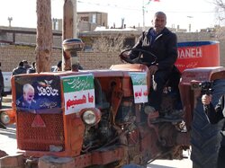 کشاورزان ورزنه سوار بر تراکتور در راهپیمایی ۲۲  بهمن شرکت کردند