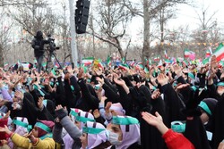 حضور فرهنگیان و دانش‌آموزان البرزی در راهپیمایی ۲۲ بهمن