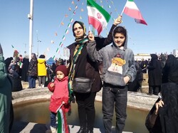 ملت بزرگ ایران با اتحاد و انسجام، پیروزی‌های بزرگی را رقم زده اند