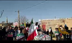 شرکت مردم روستای «سوری لکی» رومشکان در راهپیمایی ۲۲ بهمن