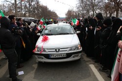 حضور کاروان جشن ازدواج ۴۴ زوج البرزی در راهپیمایی ۲۲ بهمن