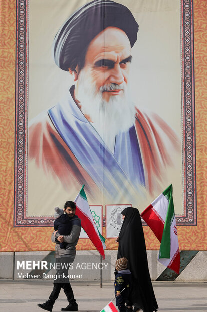 Tehraners mark 22nd Bahman celebrations