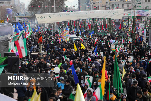 شعارها و پلاکاردهای جدید مردم در راهپیمایی 22 بهمن