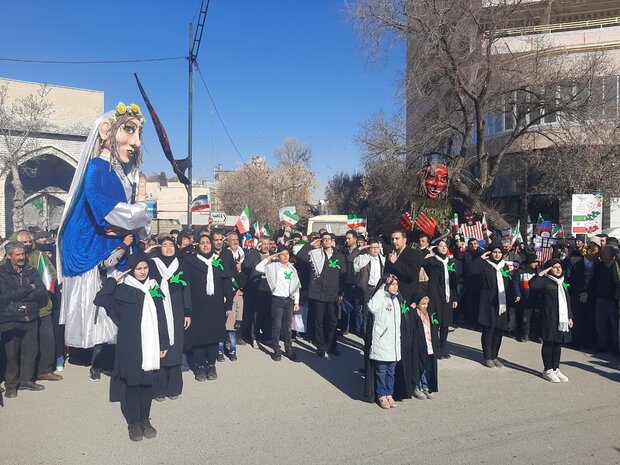 اجرای سرود سلام فرمانده به زبان کردی در مسیر راهپیمایی کرمانشاه