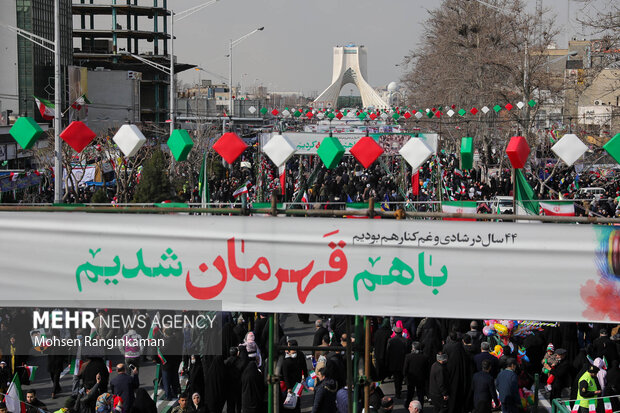 حضور پرشور مردم در جشن پیروزی انقلاب/ تهران امروز تماشایی است