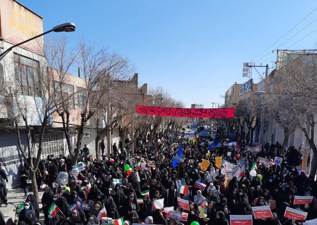 حضور مردم خمینی شهر در راهپیمایی ۲۲بهمن