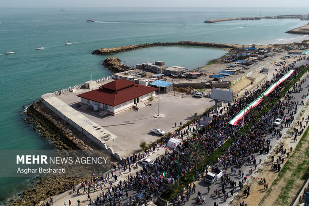 جزیرہ قشم میں 22 بہمن کی مناسبت سے عظيم الشان ریلی کا اہتمام
