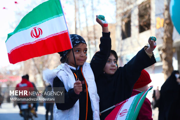 راهپیمایی ۲۲ بهمن در ورامین برگزار شد / مردم ورامین بار دیگر تاریخ ساز شدند