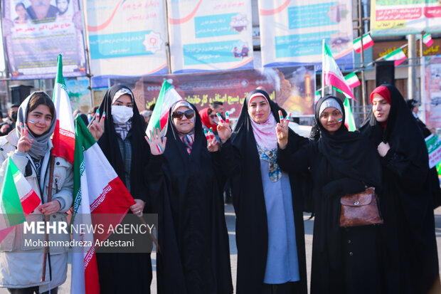 راهپیمایی ۲۲ بهمن در ورامین برگزار شد / مردم ورامین بار دیگر تاریخ ساز شدند