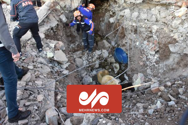 تصاویری عجیب از شکاف زمین در ترکیه در پی زلزله اخیر