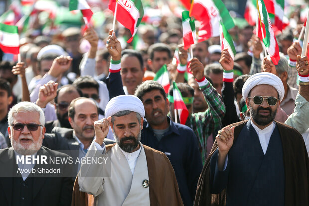 جزیرہ کیش میں انقلاب اسلامی کی سالگرہ کی مناسبت سے عظيم الشان ریلی
