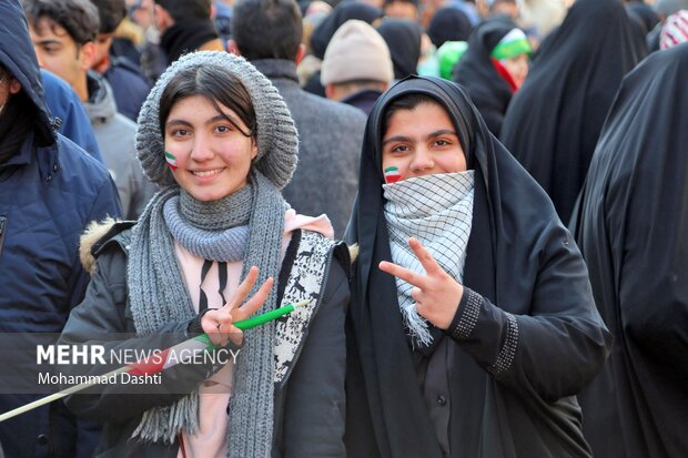 حضور پرشور زنان و دختران اردبیلی در راهپیمایی ۲۲ بهمن
