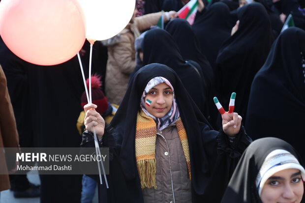 راهپیمایی خانوادگی جشن انقلاب در اردبیل