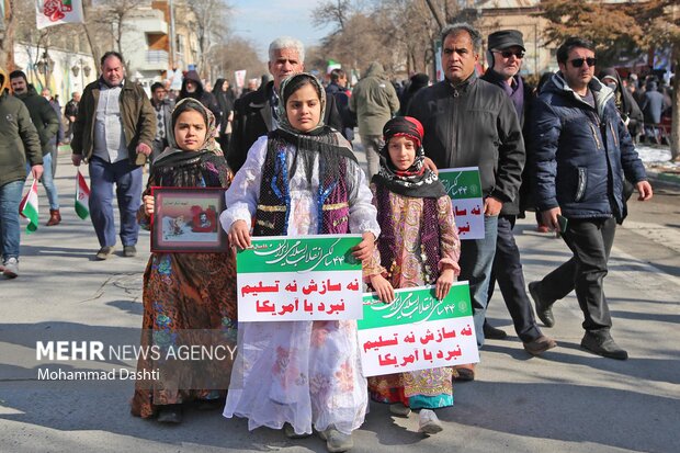 راهپیمایی ۲۲ بهمن در اردبیل/ همه آمدند 
