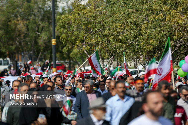 جزیرہ کیش میں انقلاب اسلامی کی سالگرہ کی مناسبت سے عظيم الشان ریلی
