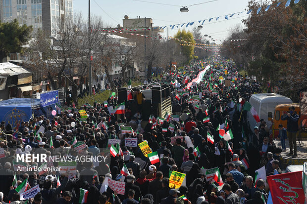 راهپیمایی ۲۲ بهمن در <a href='https://sayeb.ir/tag/%d8%b4%db%8c%d8%b1%d8%a7%d8%b2'>شیراز</a>