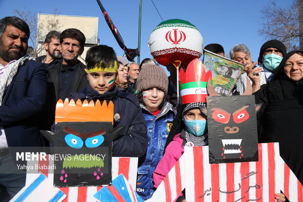 آغاز جشن انقلاب؛ کرمانشاهیان در مسیر راهپیمایی