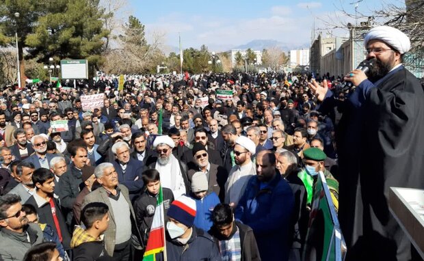 مردم ایران اسلامی پای انقلاب ایستاده‌اند