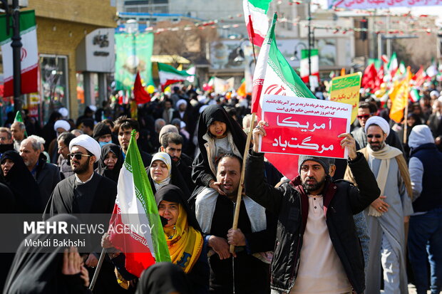 قم میں انقلاب اسلامی کی سالگرہ کی مناسبت سے عظيم الشان ریلی
