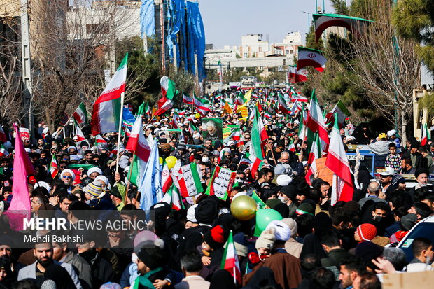 قم میں انقلاب اسلامی کی سالگرہ کی مناسبت سے عظيم الشان ریلی
