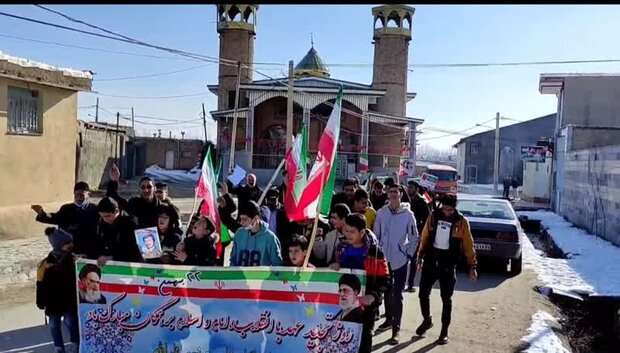 مردم روستای «توده زن» بروجرد در راهپیمایی ۲۲ بهمن شرکت کردند