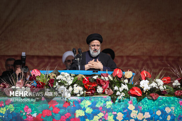 حجت الاسلام سید ابراهیم رئیسی ، رئیس جمهور در مراسم چهل و چهارمین جشن پیروزی انقلاب اسلامی حضور دارد