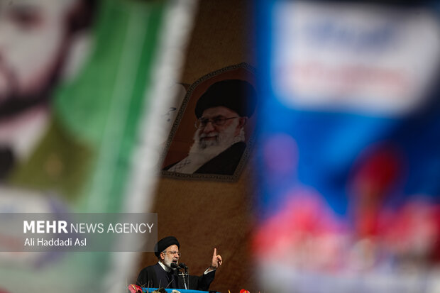 حجت الاسلام سید ابراهیم رئیسی ، رئیس جمهور در حال سخنرانی در مراسم چهل و چهارمین جشن پیروزی انقلاب اسلامی است