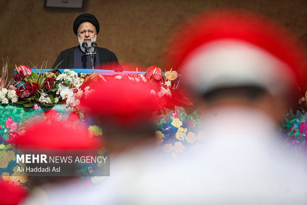 حجت الاسلام سید ابراهیم رئیسی ، رئیس جمهور در حال سخنرانی در مراسم چهل و چهارمین جشن پیروزی انقلاب اسلامی است