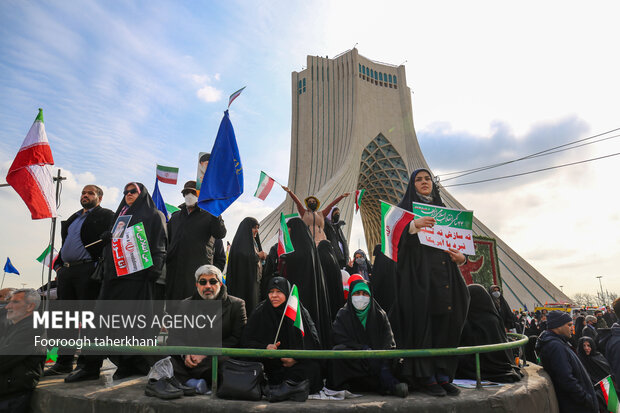 مراسم راهپیمایی چهل‌وچهار مین سالروز پیروزی شکوهمند انقلاب اسلامی ایران بعد از دو سال شرایط کرونایی صبح امروز شنبه ۲۲ بهمن ۱۴۰۱ همزمان در تهران و سراسر کشور با حضور اقشار مختلف مردم برگزار شد