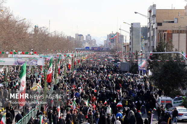 مراسم راهپیمایی چهل‌وچهار مین سالروز پیروزی شکوهمند انقلاب اسلامی ایران بعد از دو سال شرایط کرونایی صبح امروز شنبه ۲۲ بهمن ۱۴۰۱ همزمان در تهران و سراسر کشور با حضور اقشار مختلف مردم برگزار شد