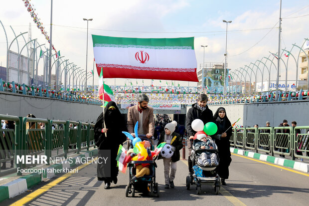 مراسم راهپیمایی چهل‌وچهار مین سالروز پیروزی شکوهمند انقلاب اسلامی ایران بعد از دو سال شرایط کرونایی صبح امروز شنبه ۲۲ بهمن ۱۴۰۱ همزمان در تهران و سراسر کشور با حضور اقشار مختلف مردم برگزار شد