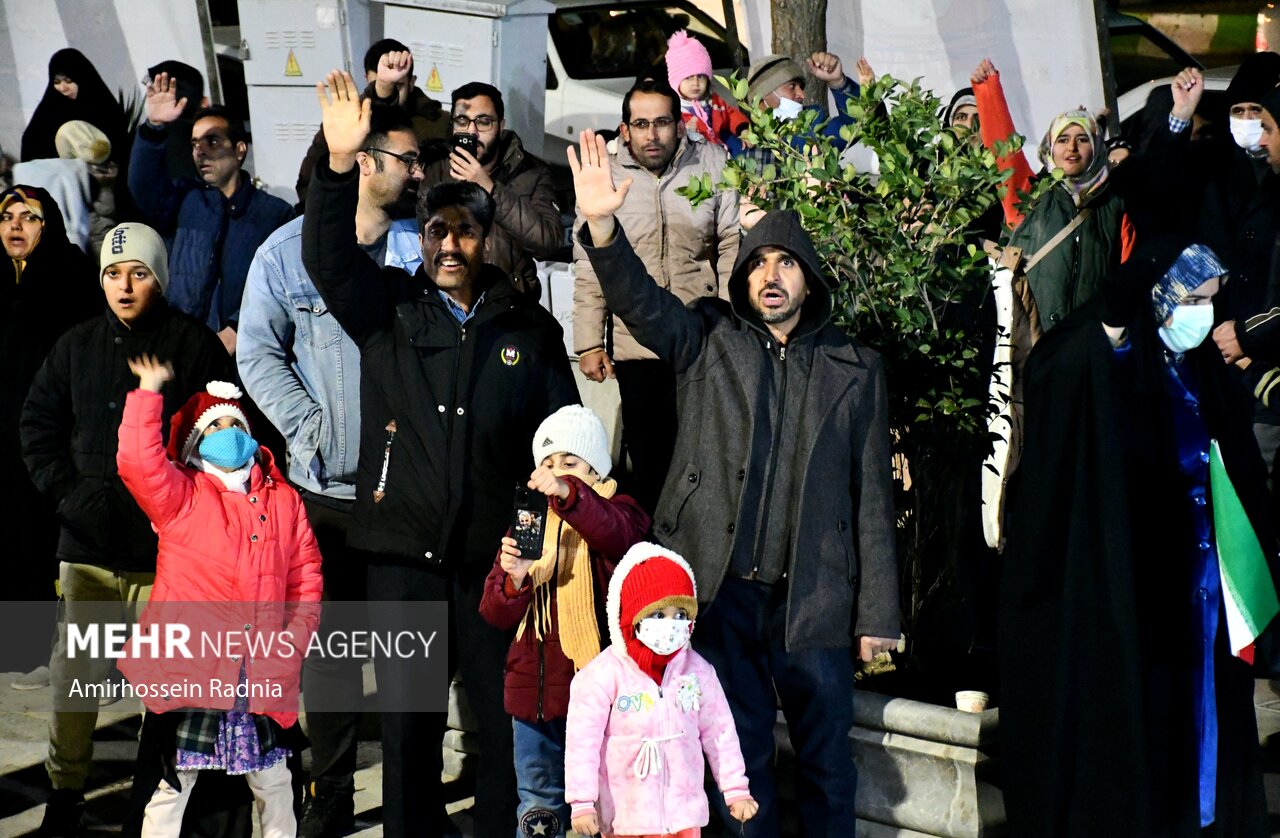 خیابانها نور باران و کوچهها چراغانی