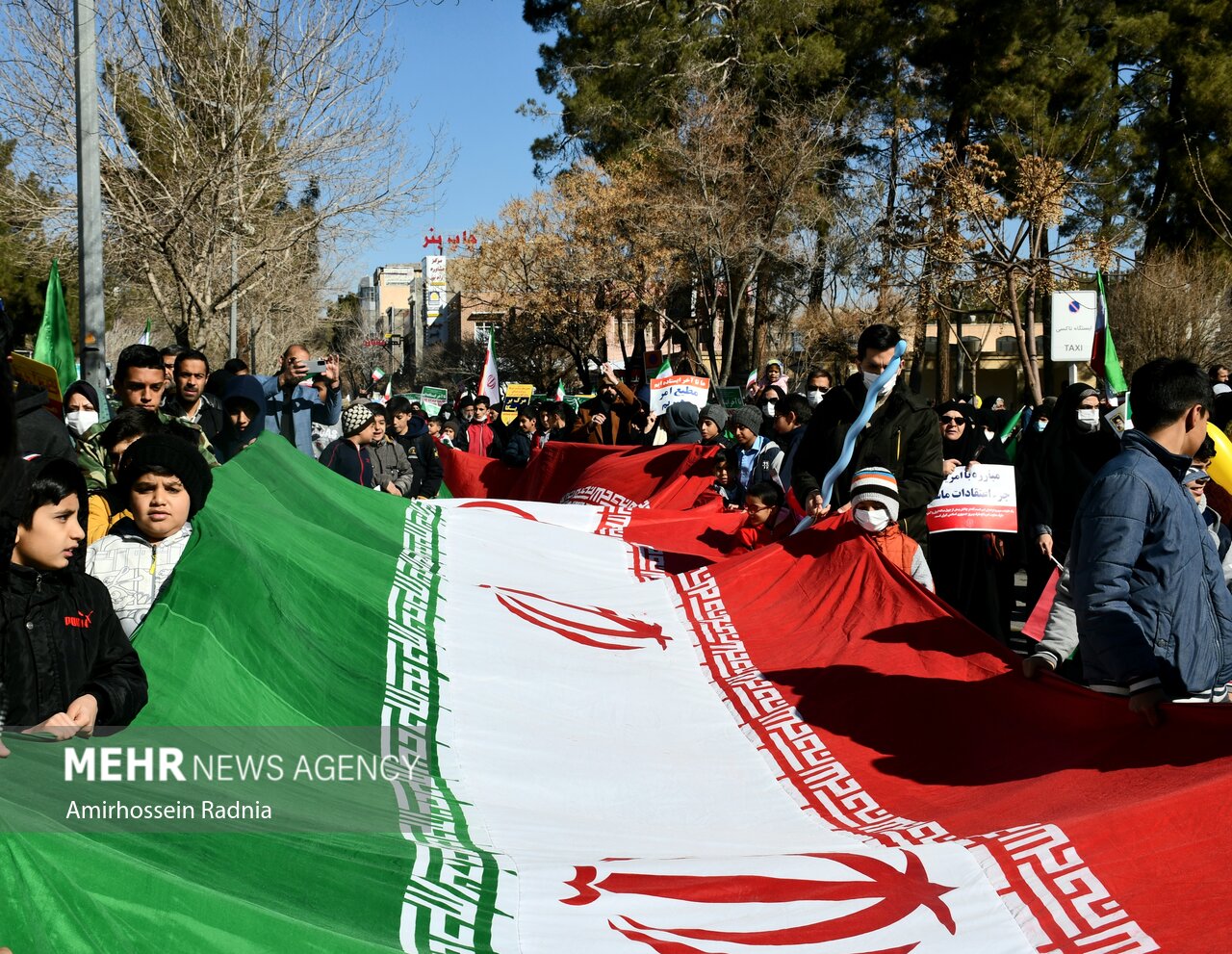 حضور پرشور نسل جدید انقلاب/ اهتزاز پرچم ۱۰۰ متری ایران در تبریز