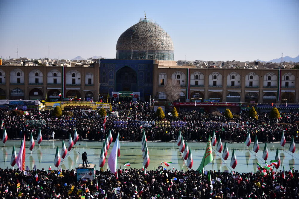 اهتزار پرچم افتخار انقلاب دراصفهان/نشان دادیم که تا آخر می ایستیم