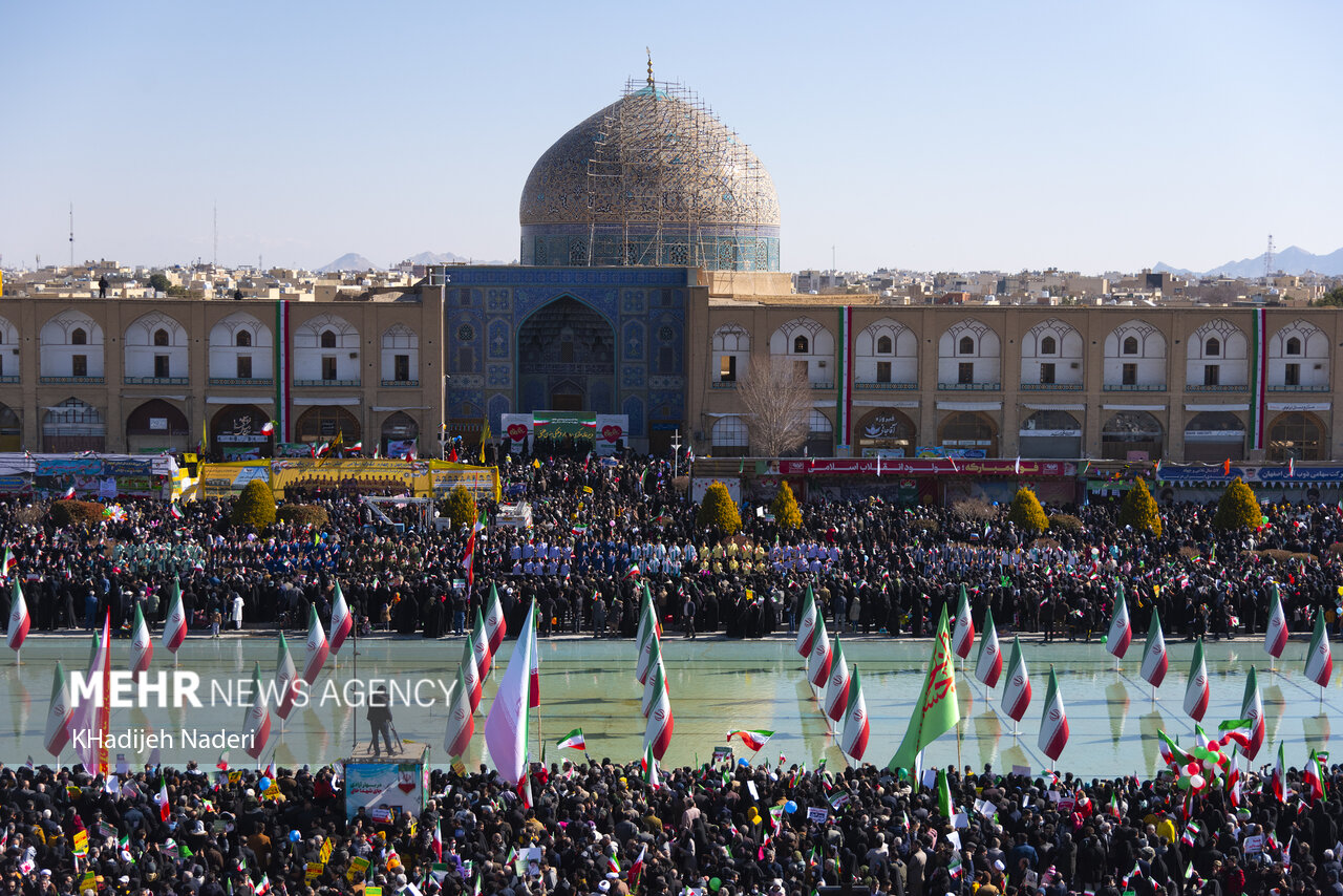 میدان نقش جهان اصفهان ۱۳ آبان تعطیل است