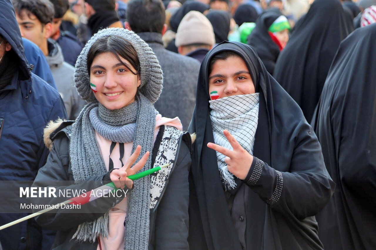 حضور پرشور زنان و دختران اردبیلی در راهپیمایی ۲۲ بهمن