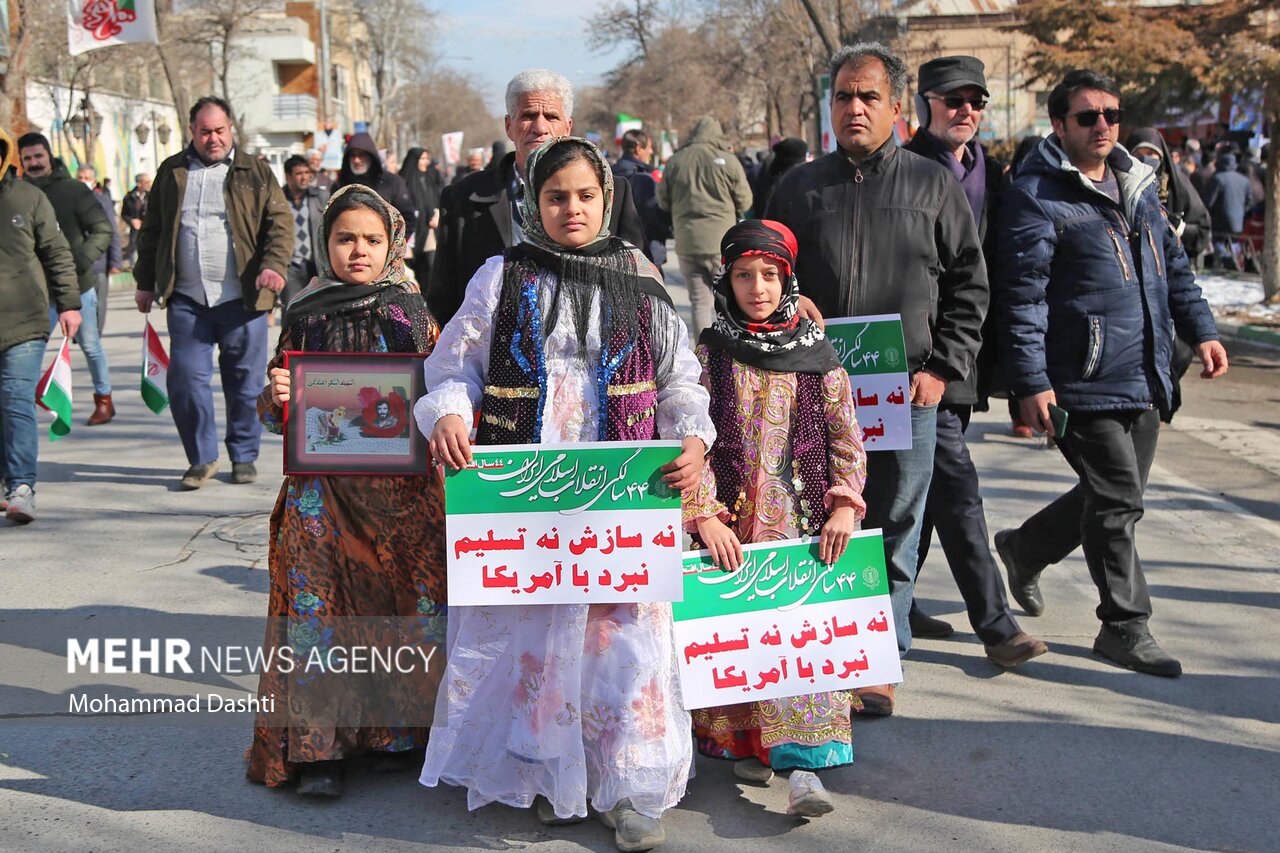 راهپیمایی ۲۲ بهمن در اردبیل/ همه آمدند