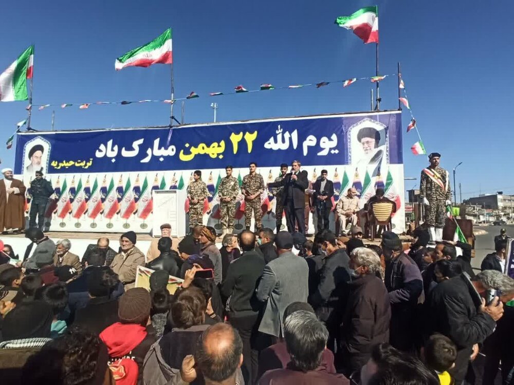 انقلاب اسلامی به ملت ایران عزت داد