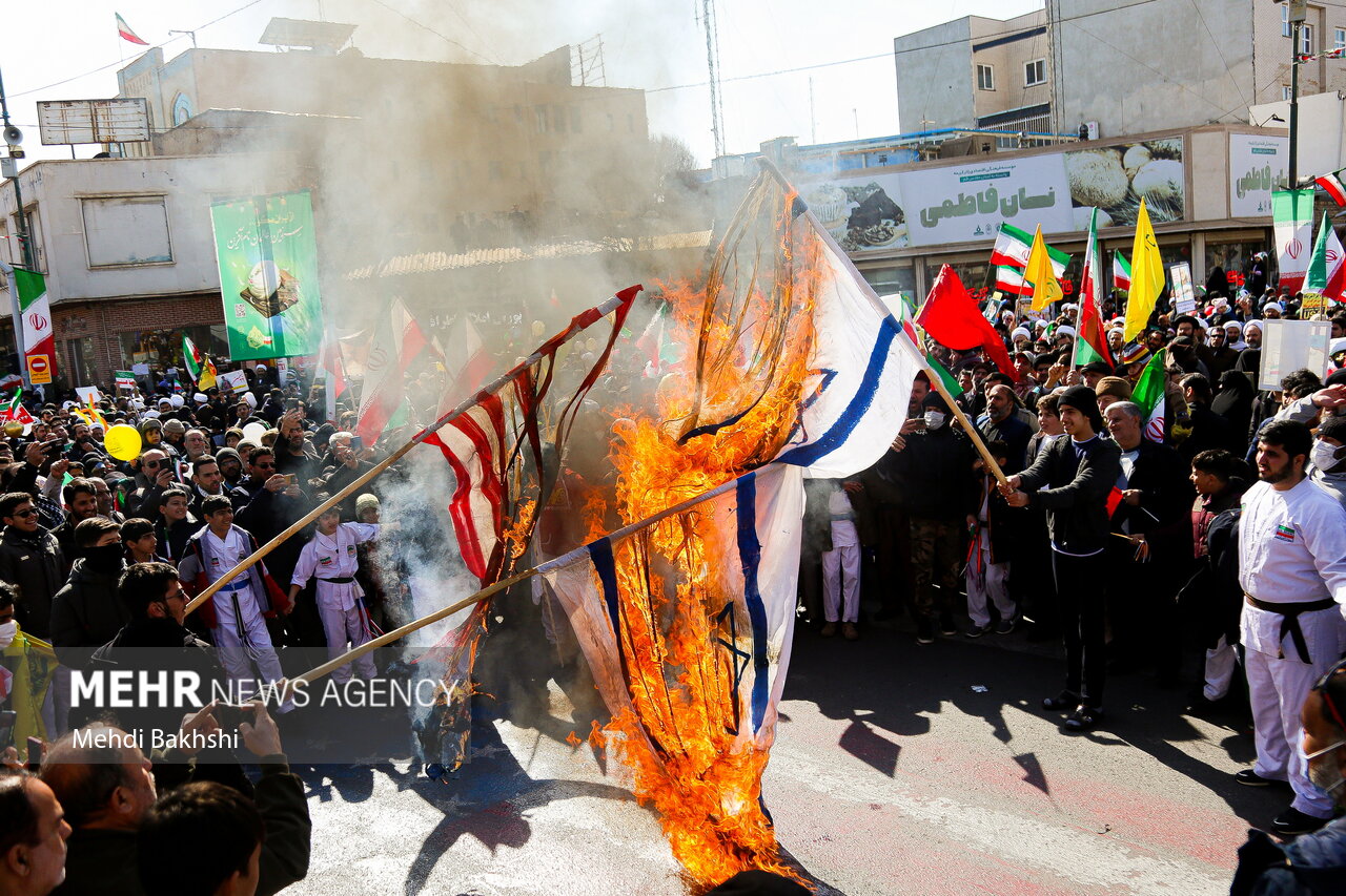 از مانور قایق های صیادی تا راهپیمایی در میان برف و بوران