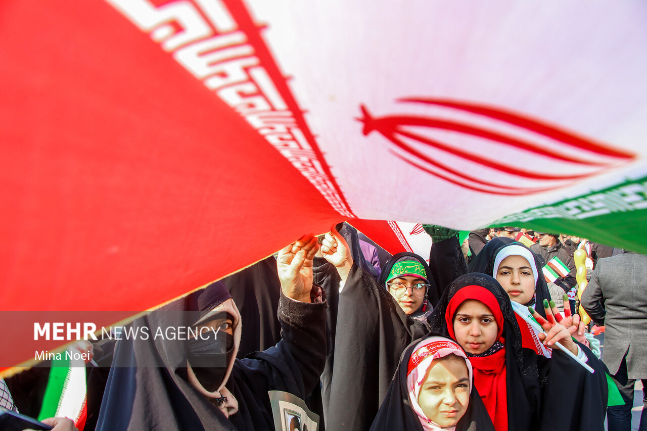 از مانور قایق های صیادی تا راهپیمایی در میان برف و بوران