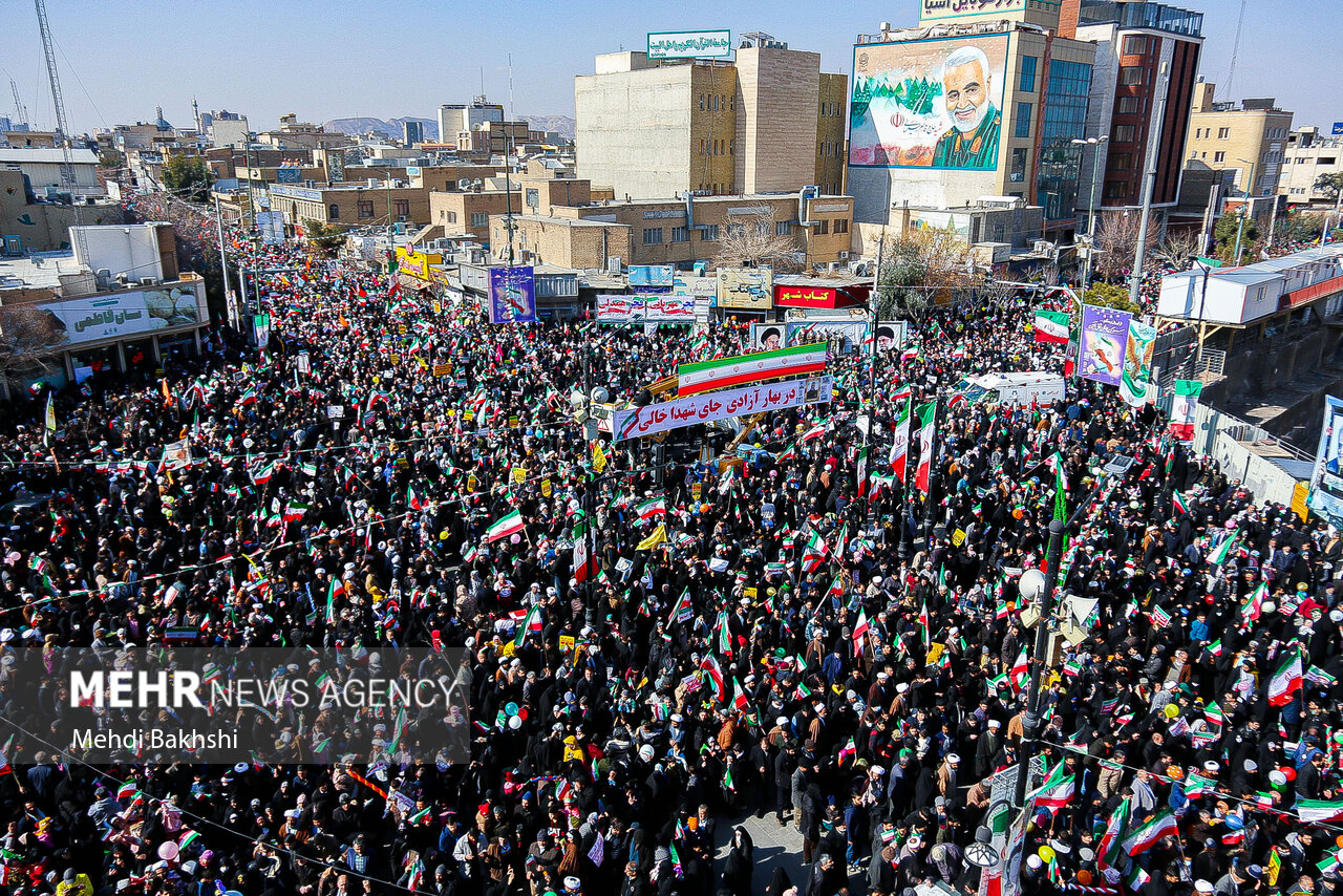 قم میں انقلاب اسلامی کی سالگرہ کی مناسبت سے عظيم الشان ریلی