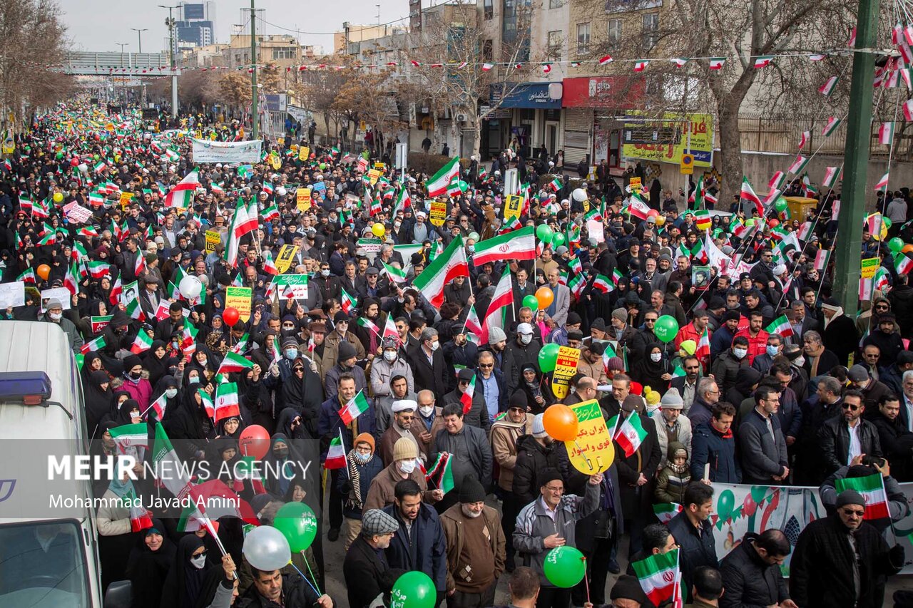 تصاویری از حضور تماشایی مردم خراسان جنوبی در راهپیمایی ۲۲ بهمن